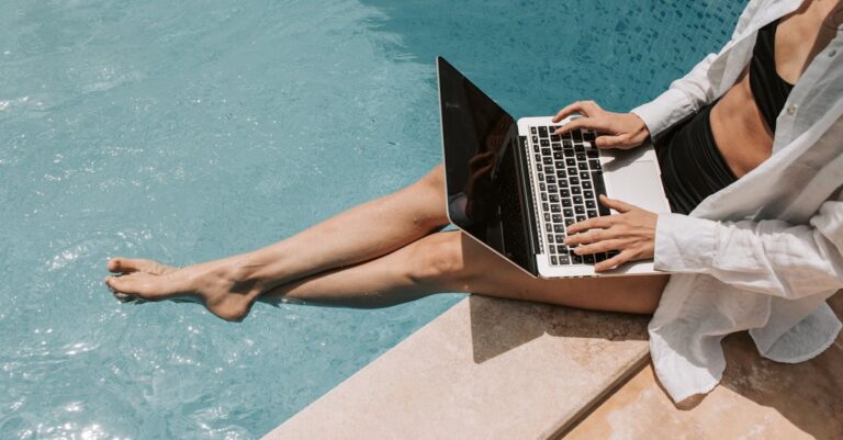 découvrez tout ce que vous devez savoir sur le wi-fi : comment il fonctionne, les différentes technologies disponibles, des conseils pour améliorer la qualité de votre connexion et les meilleures pratiques pour sécuriser votre réseau sans fil.
