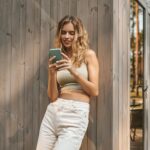 Les meilleures applications de fonds d’écran pour iPhone Woman looking at smartphone screen with interest