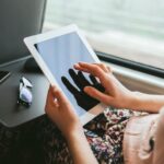 Notre sélection des meilleures applications de streaming pour iPad Woman using a digital tablet