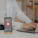 Déverrouillez votre iPhone avec une commande vocale personnalisée Woman using voice assistant controlling light turning it on