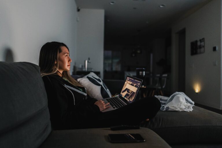 Image principale pour Diffuser votre écran Mac sur votre télévision : Guide sur AirPlay et le Mirroring