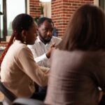 Guide pratique pour effacer des photos de votre Mac tout en les sauvegardant sur iCloud African american man explaining management strategy