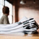 Comprendre le fichier Desktop.ini : Qu'est-ce que c'est et peut-on le supprimer ? Close-up of files and file folders on a desk top in an office.