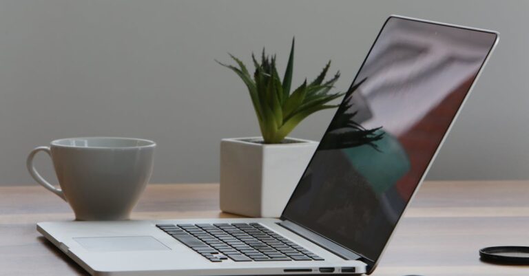 découvrez comment utiliser l'outil 'find my mac' pour localiser, sécuriser et gérer votre mac à distance. apprenez les étapes simples pour protéger vos données et retrouver votre appareil en toute simplicité.