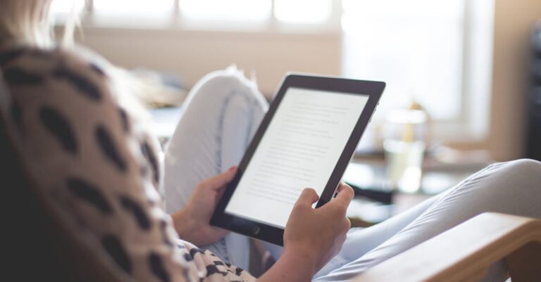 découvrez l'ipad, la tablette révolutionnaire d'apple, alliant performance, design élégant et fonctionnalités innovantes. explorez un monde de créativité et de productivité avec des applications adaptées à tous vos besoins.