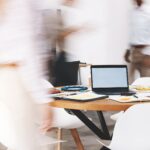 Agence de communication : Le cœur battant de la stratégie d’entreprise moderne Laptop mockup, busy office and blurred background marketing agency, startup company and fast workpl