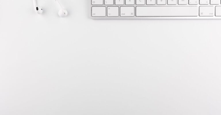 découvrez l'essence du minimalisme avec nos conseils et inspirations pour un style de vie épuré. apprenez à désencombrer votre espace et à apprécier la beauté de la simplicité.