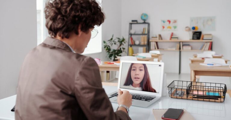 découvrez l'art du partage d'écran : une fonctionnalité essentielle pour des réunions efficaces, des présentations percutantes et une collaboration fluide à distance. explorez les meilleurs outils de partage d'écran pour optimiser vos échanges professionnels.