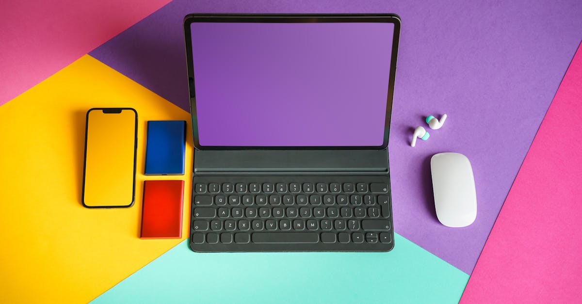 découvrez les différences clés entre les ssd et les hdd, deux types de stockage qui influencent les performances de votre ordinateur. apprenez quel est le meilleur choix pour vos besoins, en termes de vitesse, de capacité et de coût.