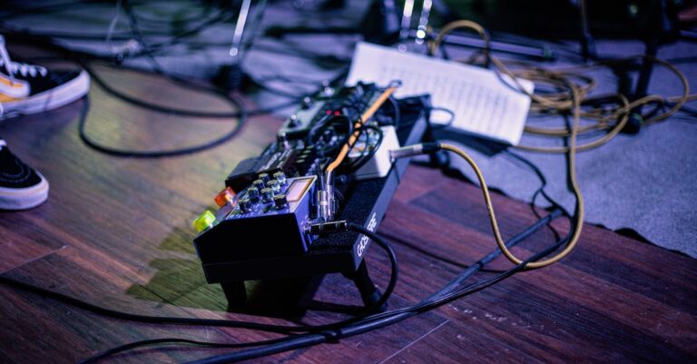 découvrez le métier de stage manager : un professionnel clé de l'événementiel, responsable de la coordination et de la gestion des spectacles. informez-vous sur ses missions, compétences requises et témoignages de ceux qui font vibrer la scène.