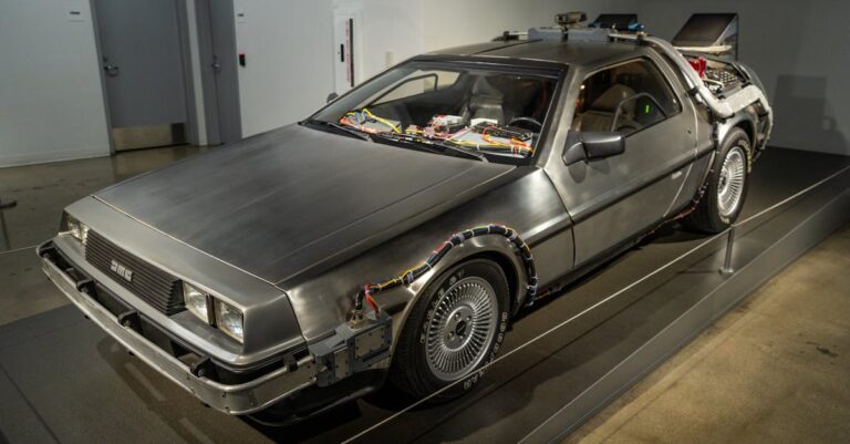 découvrez le fascinant concept de la machine à voyager dans le temps, une exploration des voyages interdimensionnels et des paradoxes temporels qui captivent l'imagination depuis des siècles.
