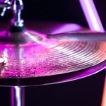 La musique Hi-res : révolution sonore ou simple effet de mode ? Hi-hat close-up of plates with drumsticks