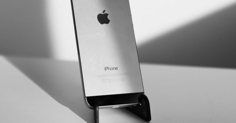 découvrez l'iphone 5, un smartphone emblématique d'apple alliant design élégant et performances de pointe. profitez d'un écran retina, d'une excellente qualité photo et d'une navigation rapide grâce à son processeur puissant. idéal pour rester connecté et capturer vos moments précieux.