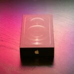 Offrir à un fan d'Apple : ces cadeaux qui transforment l'obsession en joie black and white box on red textile