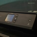 Pourquoi l'imprimante laser s'impose comme l'alliée incontournable des bureaux a close up of a black electronic device