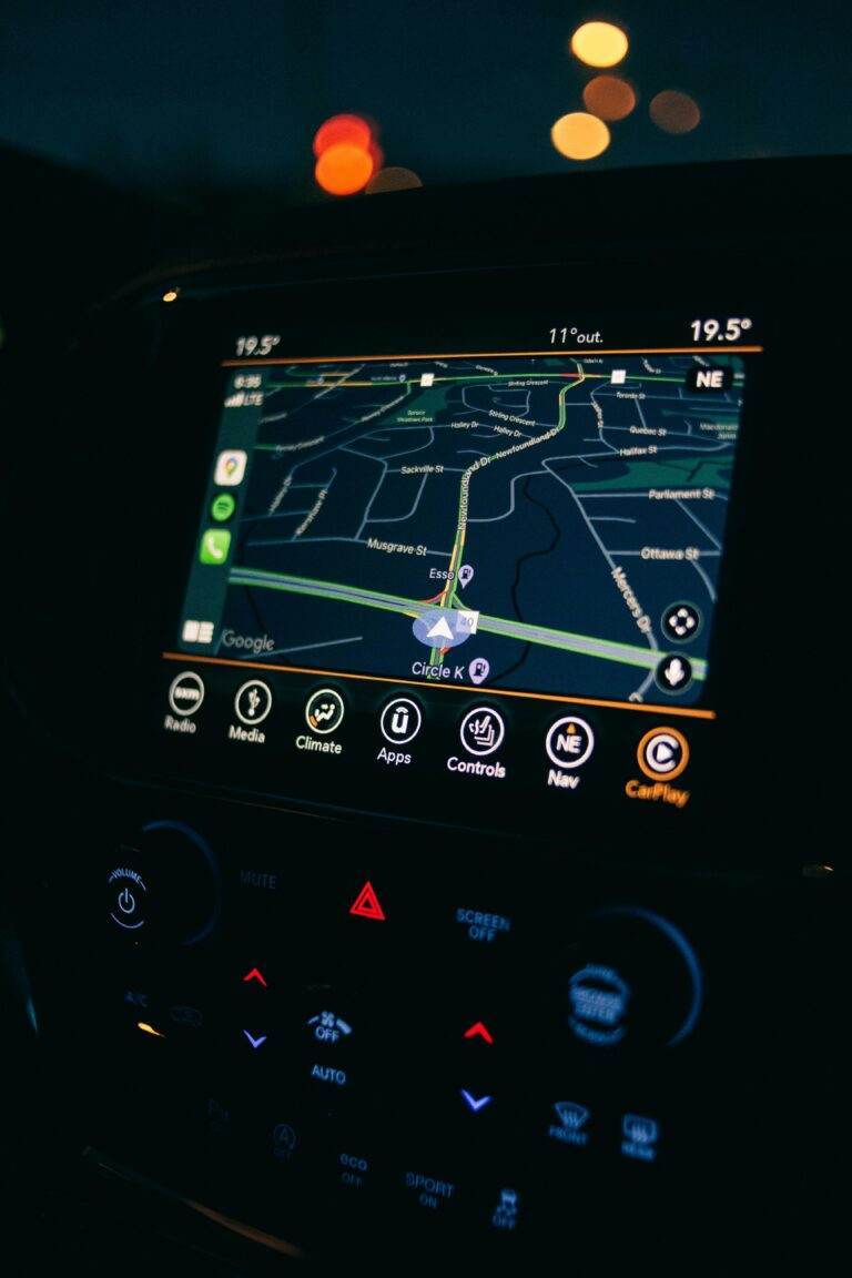 Les 5 fonctionnalités que les utilisateurs d’Apple CarPlay attendent avec impatience en 2026 A car's GPS navigation screen showing a map interface illuminated during a night drive.
