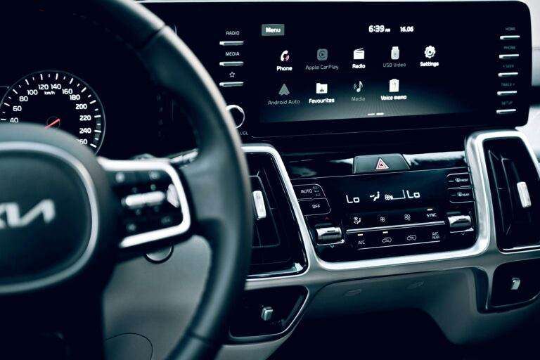 CarPlay sans connexion cellulaire : l’autonomie totale existe-t-elle vraiment ? Close-up view of a luxury car's dashboard featuring a modern touchscreen display and advanced features.