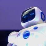 Berkshire délaisse ses actions Apple pour investir dans une autre pépite remarquable de l'intelligence artificielle A modern humanoid robot with digital face and luminescent screen, symbolizing innovation in technology.