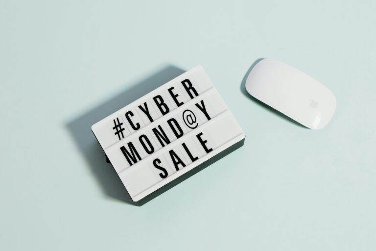 Dernières heures : L’événement Cyber Week de Samsung avec des prix cassés sur The Frame TV, les écrans gaming et bien plus encore Lightbox sign displaying 'Cyber Monday Sale' beside a computer mouse on a pastel background.