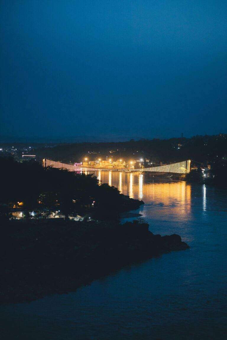 Apple retire deux applications de rencontres gays en Chine pour se conformer à une directive gouvernementale Beautiful night view of a suspension bridge over the Ganges River in Rishikesh, India, illuminated by lights.