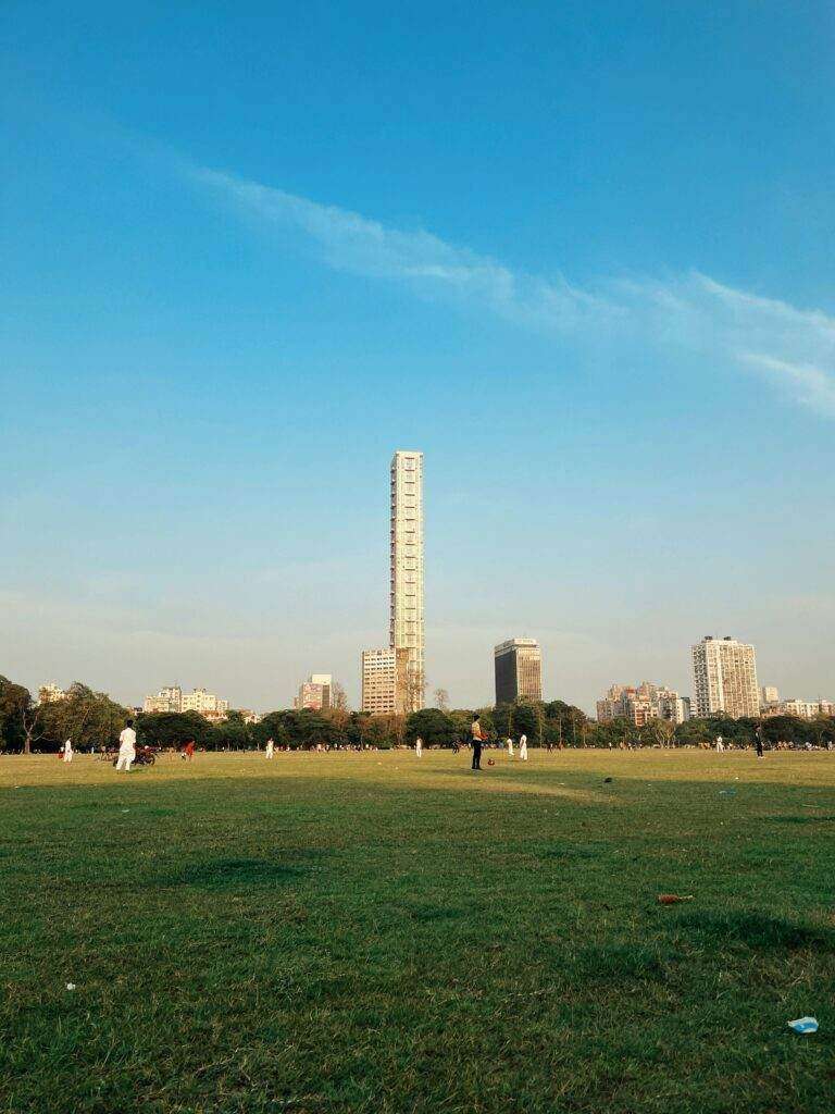 Changement d’iPhone à Android : Apple et Google s’unissent pour simplifier la transition Vibrant skyline with The 42 skyscraper in Kolkata, captured on a sunny day with clear blue skies.