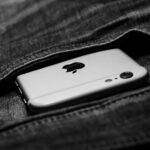 Le nouvel « iPhone Pocket » à 230 $ d'Apple épuisé en quelques heures malgré des avis mitigés et des ressemblances étonnantes avec une chaussette découpée Close-up of a smartphone partially visible in denim pocket, grayscale effect.