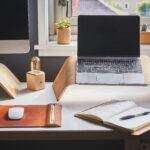 MacBook abordable : ce qu’Apple prépare pour 2026 A stylish and contemporary home office setup with laptop and desk accessories.