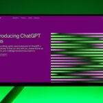 ChatGPT franchit le Rubicon : l'abonnement qui vous fait payer... pour voir des pubs Close-up of a monitor displaying ChatGPT Plus introduction on a green background.