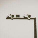 Enquête exclusive : L'Inde envisage d'intensifier la surveillance des localisations téléphoniques, suscite la protestation d'Apple, Google et Samsung Monochrome image of CCTV cameras and speakers on an outdoor metal frame in Barcelona.