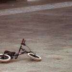 Votre iPhone a disparu ? Voici comment le retrouver (même éteint) A small child's bike lies on an empty cobblestone street, evoking a sense of mystery and solitude.