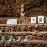 L'évolution fascinante de macOS : vingt-cinq ans de révolutions invisibles Stone carvings representing the theory of evolution, displayed in an outdoor setting.