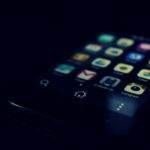 J'ai testé l'application de l'année d'Apple : bien plus qu'un simple outil pour les personnes atteintes de TDAH Dark-themed close-up of a smartphone screen highlighting various apps and touchscreen technology.