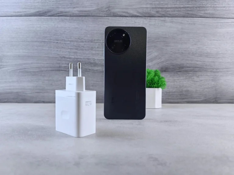 Le nouveau chargeur dynamique 40W d’Apple disponible pour moins de 30 $ pour la première fois Minimalist composition of a smartphone, charger, and small green plant on a grey background.