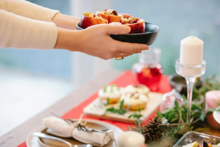 L’événement Apple du 4 mars approche : voici 5 nouveautés que j’espère découvrir Caterer arranging fresh fruits and snacks on a table for a food service event.