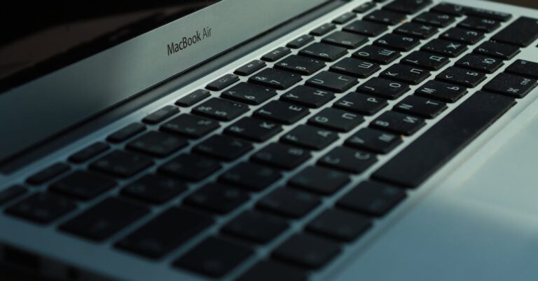 découvrez l'apple macbook neo, alliant design élégant et performances puissantes pour une expérience informatique optimale.