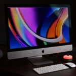 Les Nouveaux Moniteurs d’Apple Révèlent à la Fois Ses Meilleures Innovations et Ses Limites Evidentes Modern Apple desktop setup with vibrant display and accessories, perfect for tech-savvy professionals.