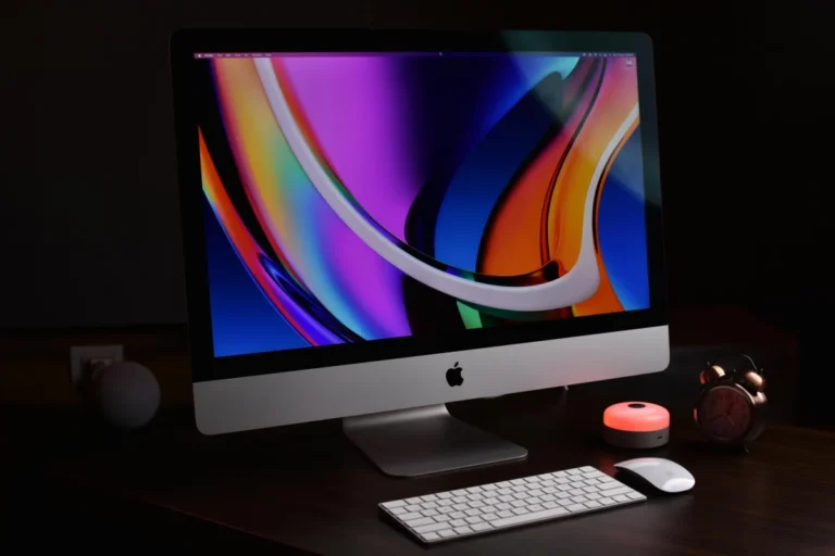 Les Nouveaux Moniteurs d’Apple Révèlent à la Fois Ses Meilleures Innovations et Ses Limites Evidentes Modern Apple desktop setup with vibrant display and accessories, perfect for tech-savvy professionals.