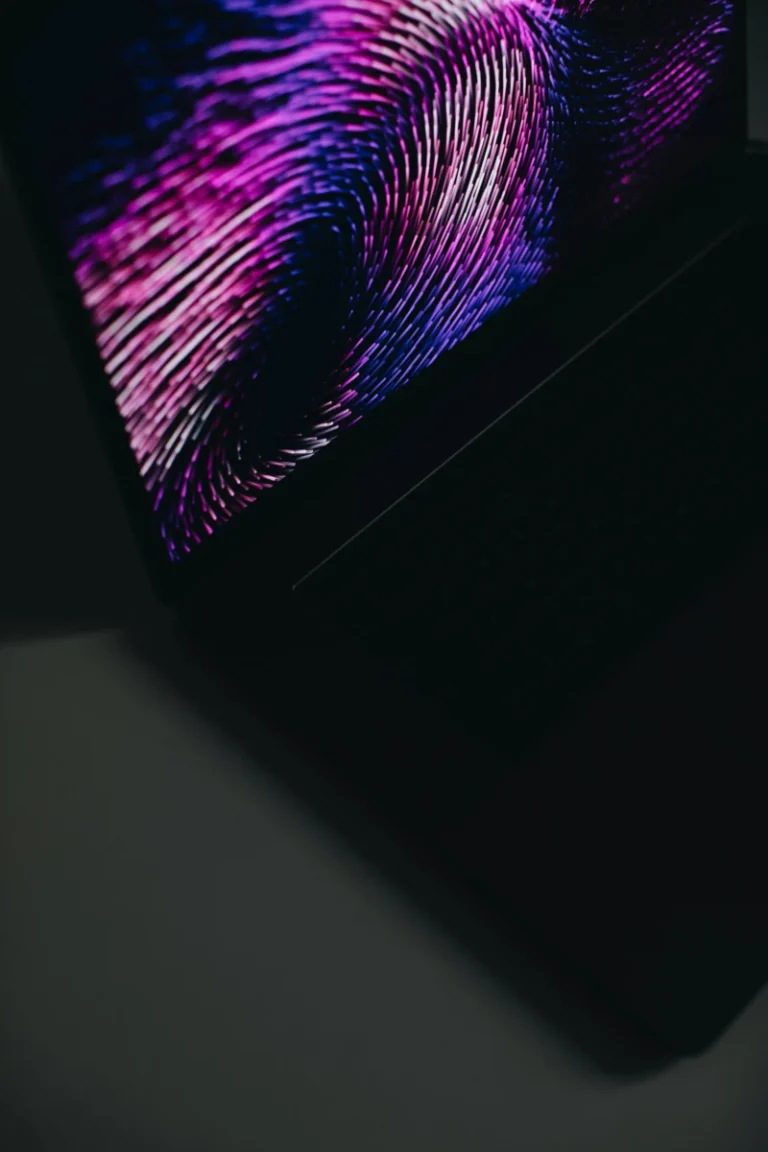 Le Super Bowl ne serait pas aussi grandiose sans Apple A close-up of an open laptop displaying a vibrant abstract pattern in purple and black.