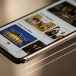 Comment obtenir Apple TV gratuitement (ou à prix réduit) en 2026 A vintage yellow TV with static, surrounded by fries, apples, and a cozy pillow setup.