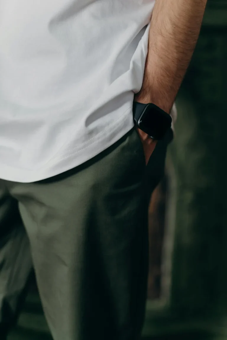 Économisez 100 $ sur l’Apple Watch Series 11 et découvrez 28 autres offres exclusives pour le Presidents Day d’Apple Close-up of a man wearing a white t-shirt and smartwatch in a casual setting.