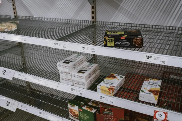 Pénurie de puces chez Apple : la demande explosive d’iPhone fait grimper les prix de la mémoire Image of partially empty grocery shelves in Sydney highlighting food scarcity.