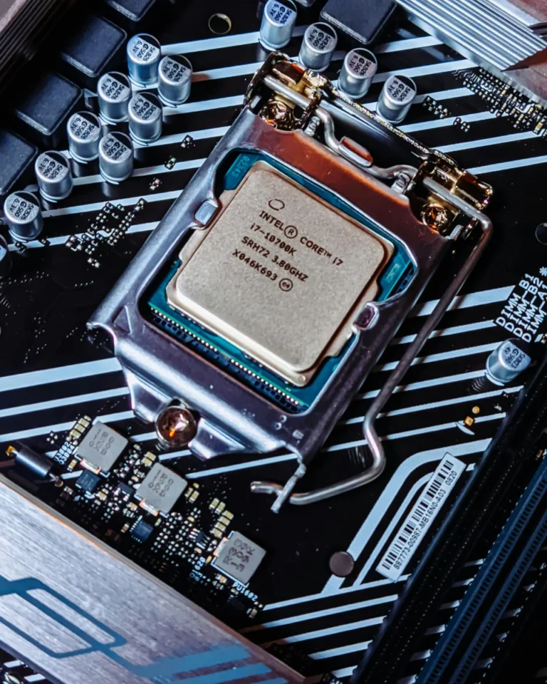 Pourquoi Intel (INTC) grimpe de 12,1 % après les discussions avec Apple sur la fonderie et les nouvelles alliances pour les puces IA – et quelles perspectives pour l’avenir Detailed view of an Intel i7 processor installed on a computer motherboard.