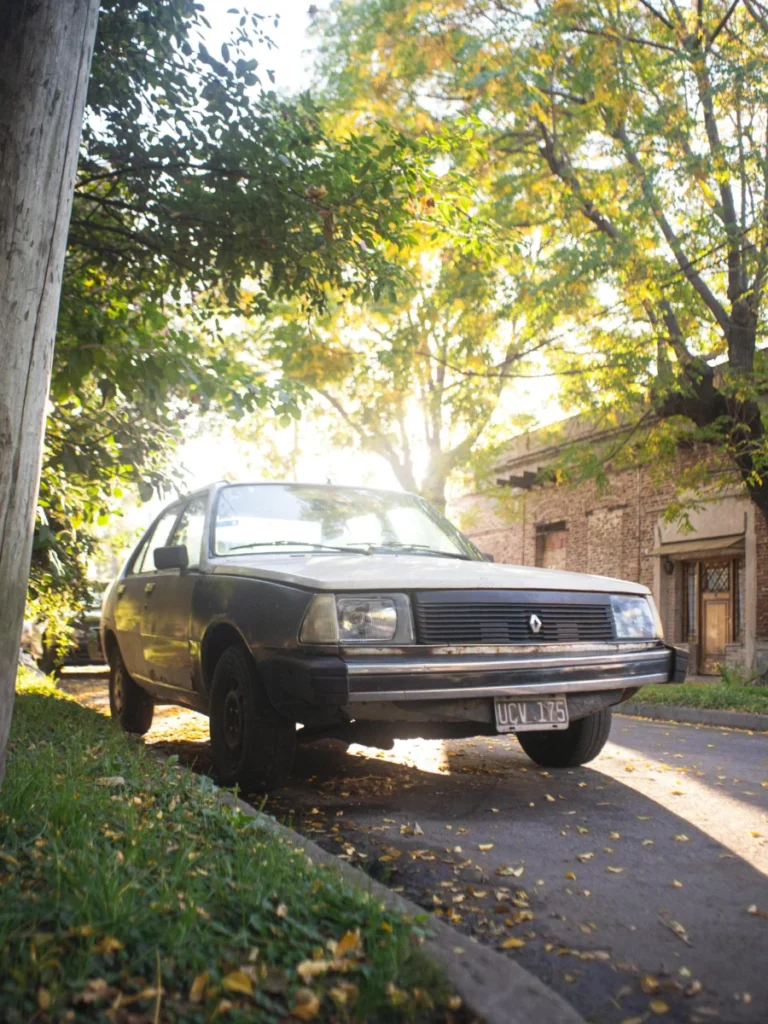 Non, Apple ne remplacera pas le port Lightning par l’USB-C sur l’iPhone 18 Classic Renault car captured on a sunlit street in Marcos Juárez, Argentina.
