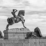 Anthropic séduit les utilisateurs de ChatGPT avec une nouvelle fonction de mémoire gratuite et un outil d’importation pour Claude Black and white image of a rider statue at Rhodes Memorial, Cape Town.