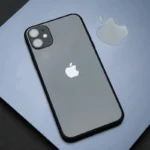 Apple Dévoile un Nouvel iPhone : Ce que les Investisseurs Doivent Absolument Savoir Stylish Apple iPhone on a MacBook, showcasing modern technology and design.