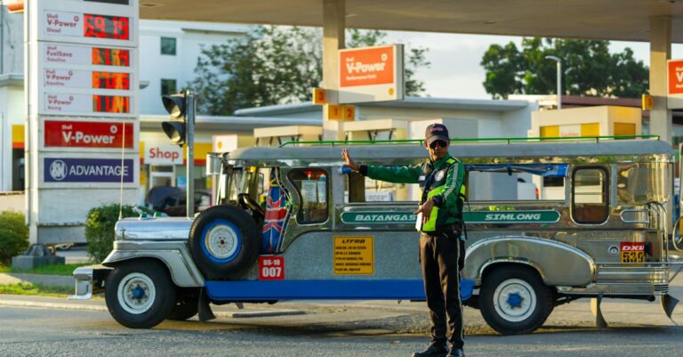 suivez l'évolution des prix du pétrole en temps réel, analyse des tendances du marché et facteurs influençant les cours du pétrole.