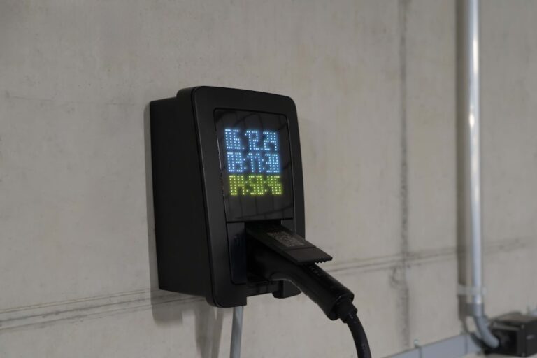 indicateur de charge lente : suivez facilement le niveau de charge de votre appareil avec précision et évitez les interruptions inattendues.