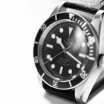 Des employés d'Apple et Google ont personnalisé leurs montres Tudor : découvrez ces modèles exclusifs bientôt en vente Close-up black and white photo of a luxurious Tudor wristwatch showcasing its elegant design.