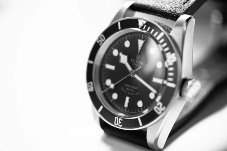 Des employés d’Apple et Google ont personnalisé leurs montres Tudor : découvrez ces modèles exclusifs bientôt en vente Close-up black and white photo of a luxurious Tudor wristwatch showcasing its elegant design.