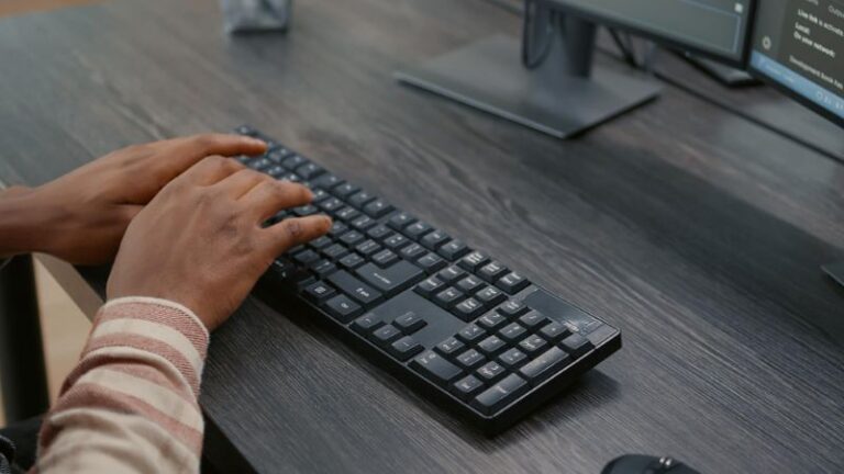 Comment faire le signe arobase (@) sur un clavier AZERTY ?